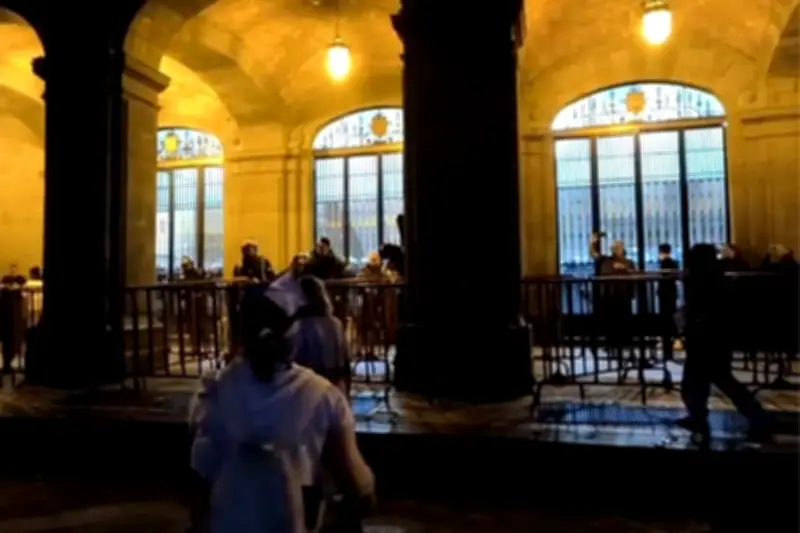 Atacan con piedras oficina de gobierno en la Ciudad de México