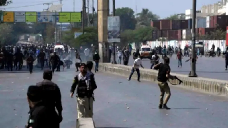 Ataques a embajadas de EU dejan 9 muertos en Karachi, Pakistán