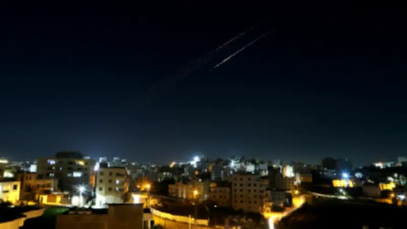 Ataques a Refinerías en Medio Oriente Escalan con Impactos en Irán, Catar y Arabia Saudita