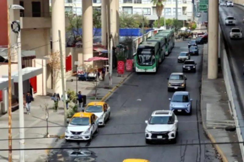 Atorones diarios en avenida Félix U. Gómez: un caos vial en Monterrey