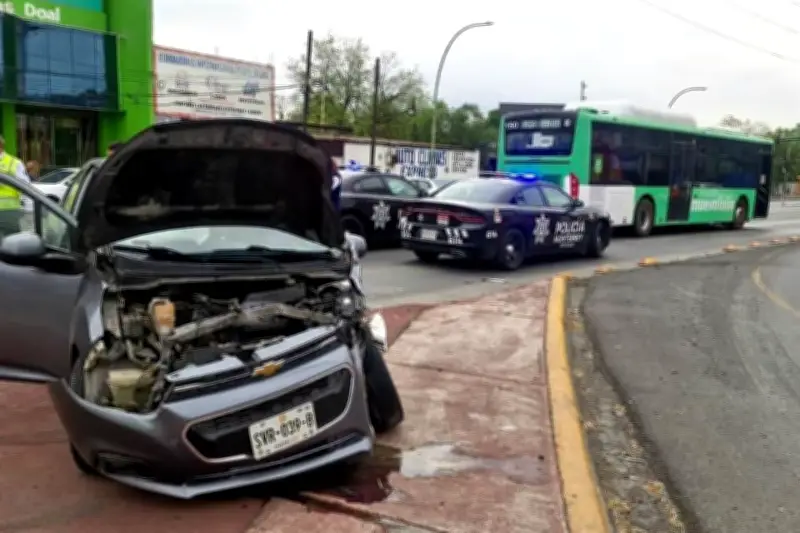 Atraviesa peatón la Ecovía en Monterrey y es impactado por camión de transporte