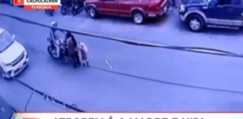 Atropellan a madre e hija en Calpulalpan; motociclista huye tras fingir auxilio