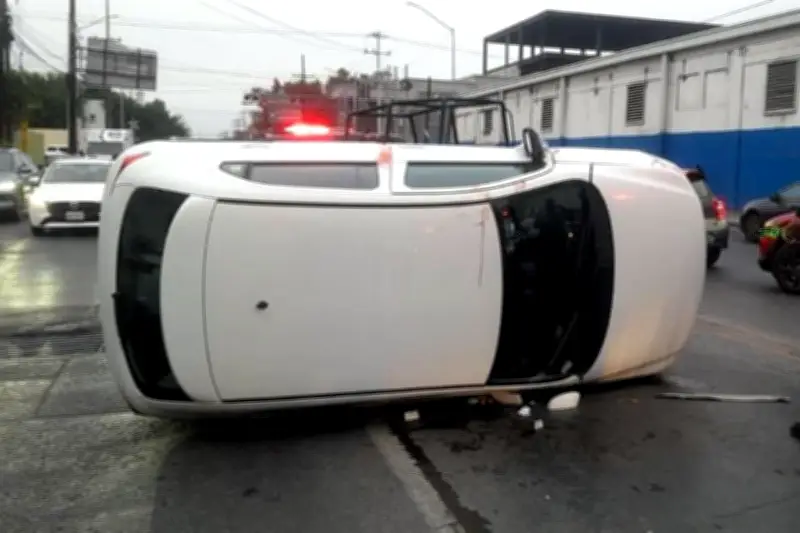 Auto vuelca por alcantarilla abierta en Guadalupe; denuncian negligencia municipal