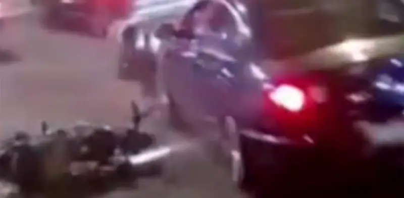 Automovilista arrolla a motociclista y huye tras pasarle el auto encima en Iztacalco