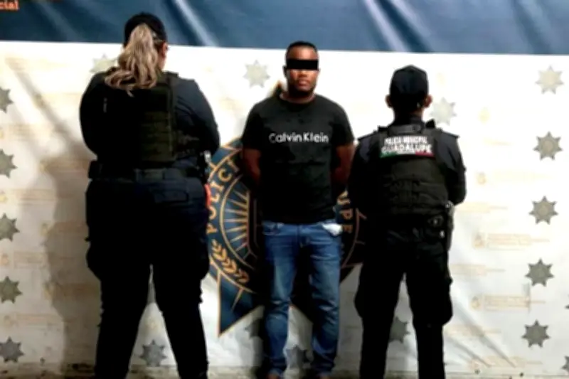 Autoridades detienen a ciudadano haitiano en posesión de vehículo con reporte de robo