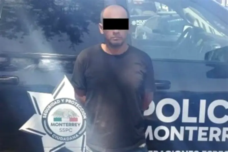 Autoridades detienen a dos presuntos narcomenudistas en operativo en Monterrey