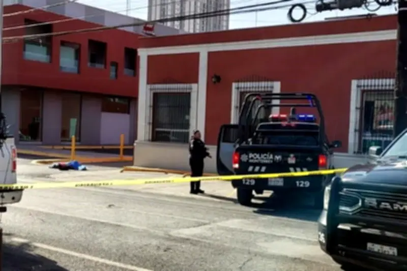 Autoridades investigan muerte de hombre en el centro de la ciudad de Monterrey