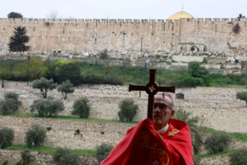 Autoridades Israelíes Bloquean Entrada del Patriarca de Jerusalén al Santo Sepulcro
