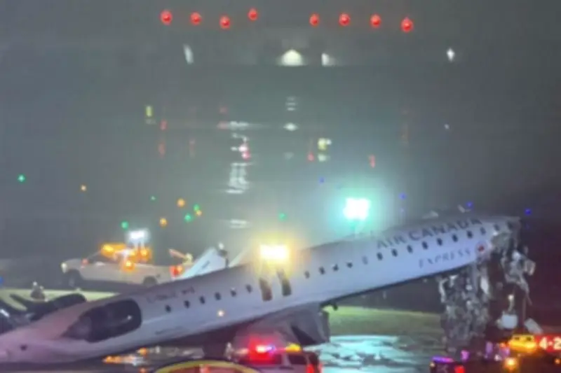 Avión colisiona en el Aeropuerto LaGuardia de Nueva York; sin heridos graves
