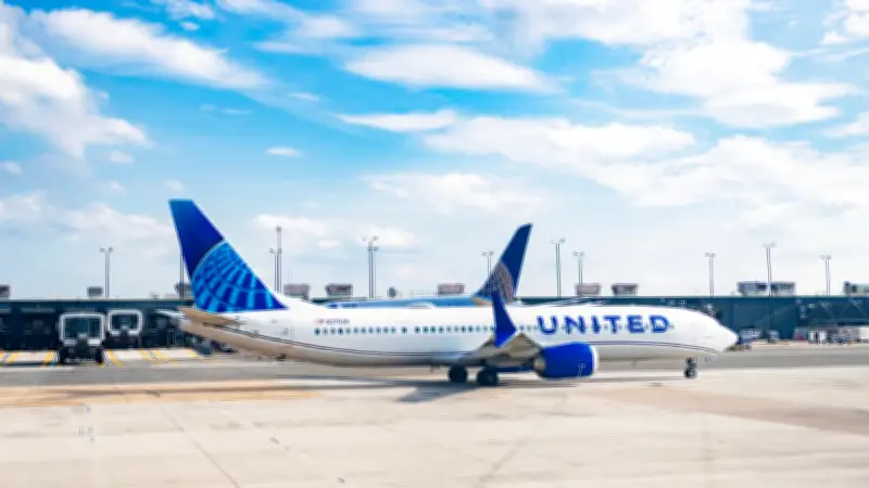 Avión de United Airlines aterriza de emergencia en Los Ángeles por incendio en motor