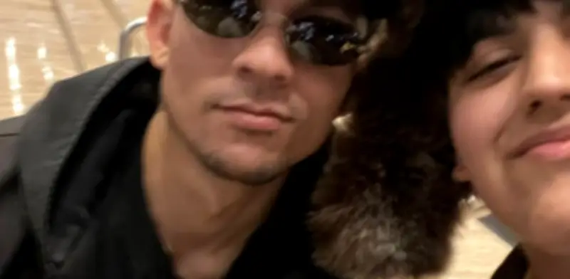 Bad Bunny sorprende a fan con boletos tras espera en hotel de CDMX