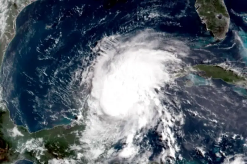 Banxico advierte que el clima extremo representa un riesgo para la estabilidad financiera de los bancos