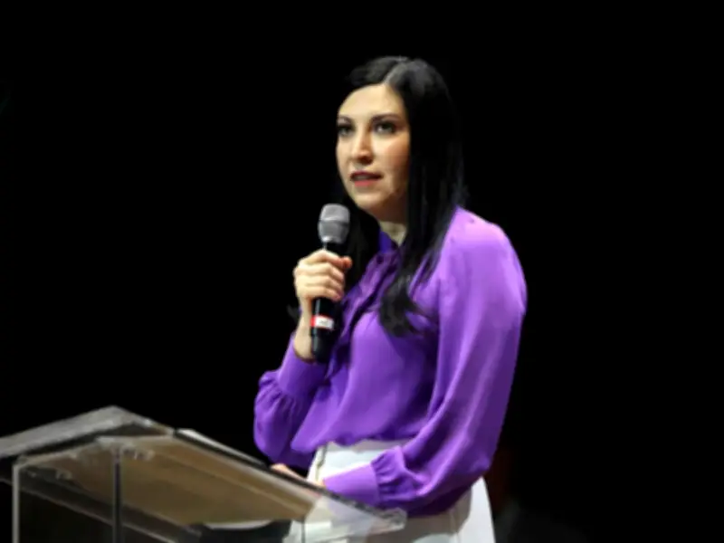 Banxico alerta sobre rezagos de género en banca: solo 30% en alta dirección