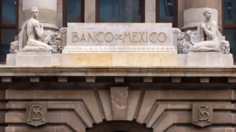 Banxico destaca que mayor participación femenina impulsaría crecimiento económico y estabilidad financiera