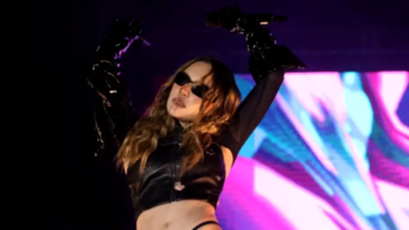 Belinda 'asalta' una micro en la CDMX en broma durante grabación musical