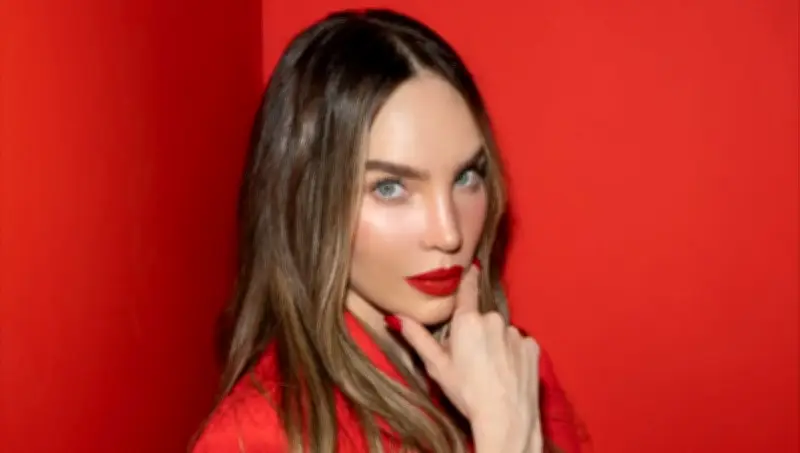 Belinda sorprende con visita exprés a México y luce playera de la Selección Mexicana