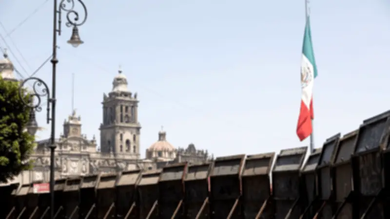 Blindan Palacio Nacional ante paro nacional de la CNTE en la Ciudad de México