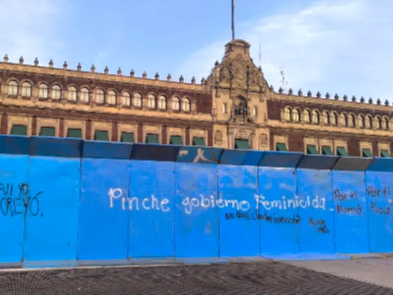 Blindan Palacio Nacional con vallas metálicas previo a la marcha feminista del 8M en CDMX