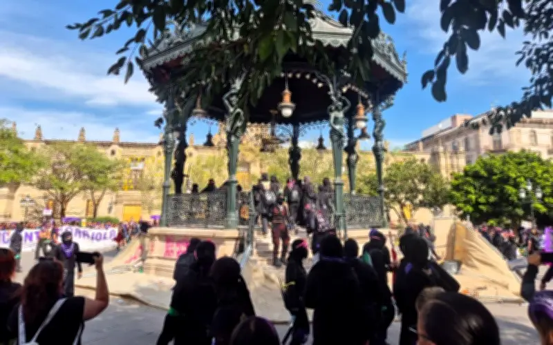 Bloque Negro Feminista Derriba Vallas en Plaza de Armas de Guadalajara