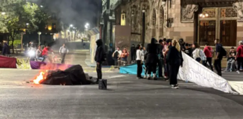 Bloquean Eje Central exigiendo reclasificación a tentativa de feminicidio en caso Jessica Selene