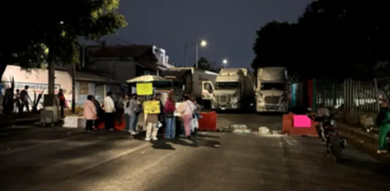 Bloquean Periférico Oriente en Iztapalapa para exigir liberación de comerciante detenido