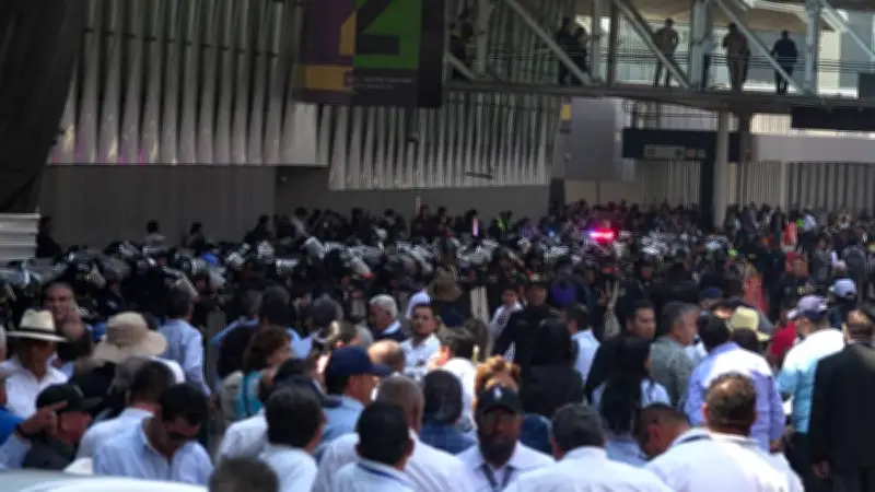 Bloqueo de taxis en AICM genera caos vial a meses del Mundial de fútbol