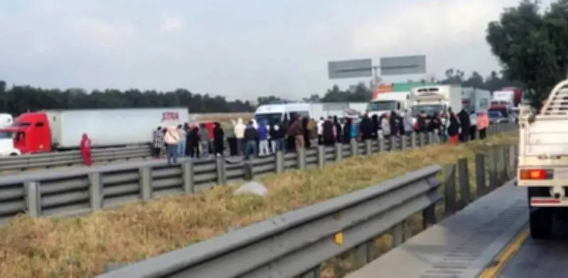 Bloqueo en México-Querétaro: Transportistas Exigen Seguridad Tras Desapariciones