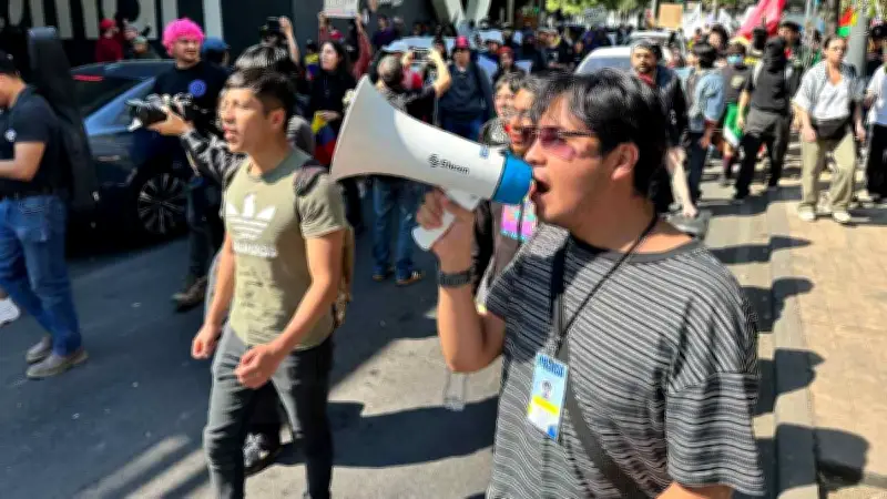 Bloqueos paralizan Oaxaca: exigen salud, justicia y claridad laboral