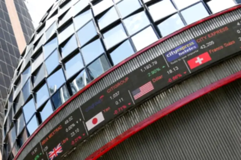 Bolsa Mexicana cede terreno tras ajuste de política monetaria del Banco de México