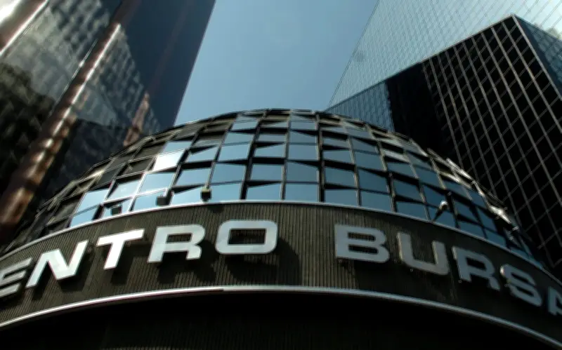 Bolsa Mexicana supera pesimismo con alza del 0.6% en el IPC este lunes