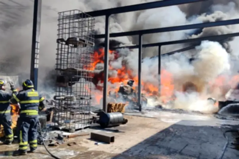 Bomberos combaten intenso incendio en fábrica de Iztapalapa, CDMX