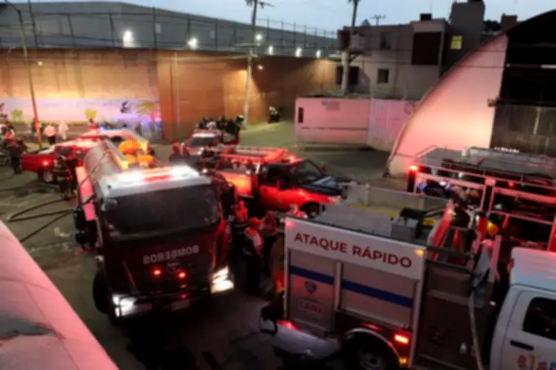 Bomberos controlan incendio en pastizal de la colonia Atlampa en CDMX