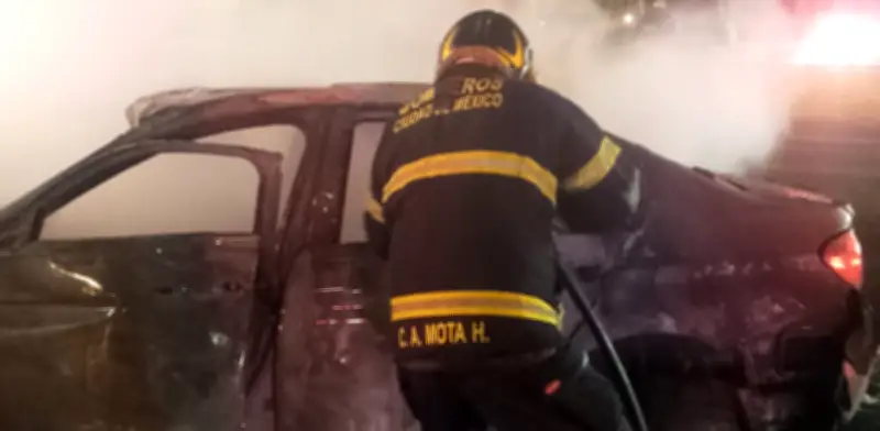 Bomberos de CDMX atienden múltiples siniestros viales e incendios de vehículos