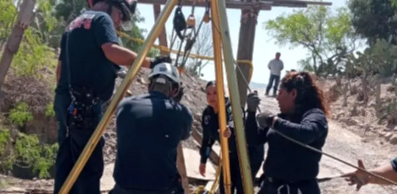 Bomberos de Saltillo rescatan a dos trabajadores atrapados en noria de 20 metros