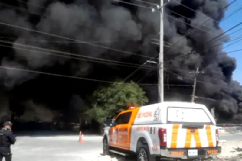 Bomberos logran controlar incendio en almacén de Juárez tras intensa batalla