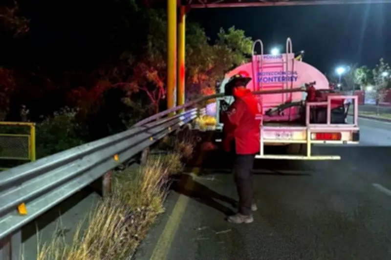 Bomberos sofocan incendios en terrenos baldíos de Monterrey y Santa Catarina
