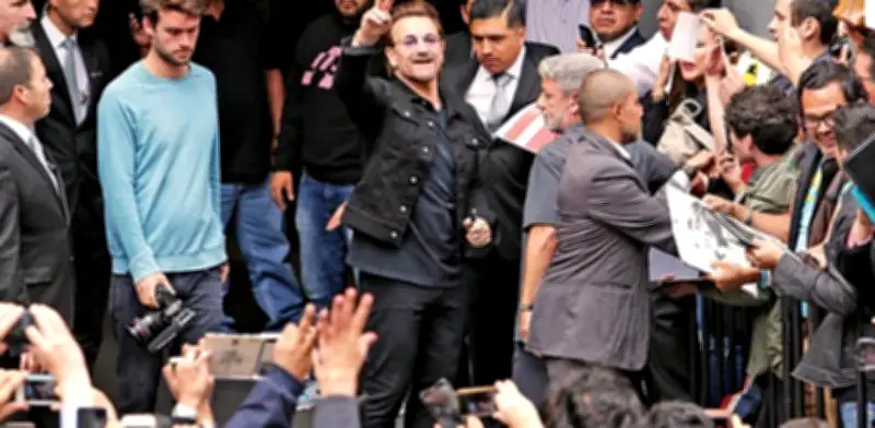 Bono y Gallagher sorprenden a fans mexicanos con autógrafos y boletos