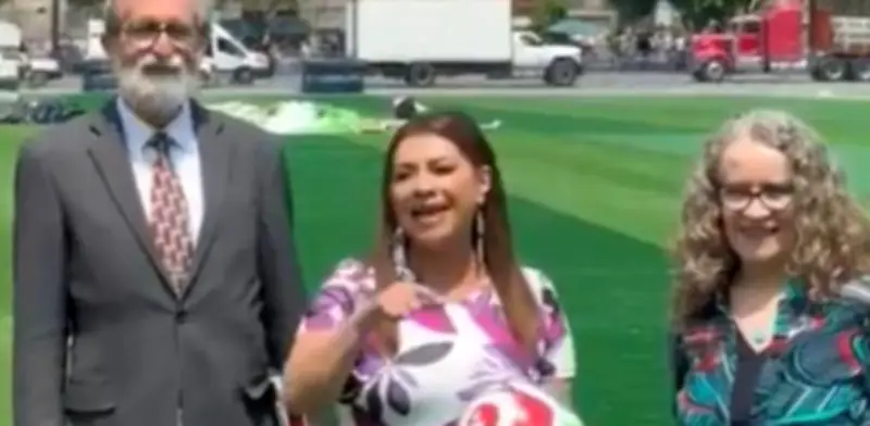 Brugada juega 'cascarita' en el Zócalo para convocar a clase masiva de fútbol récord