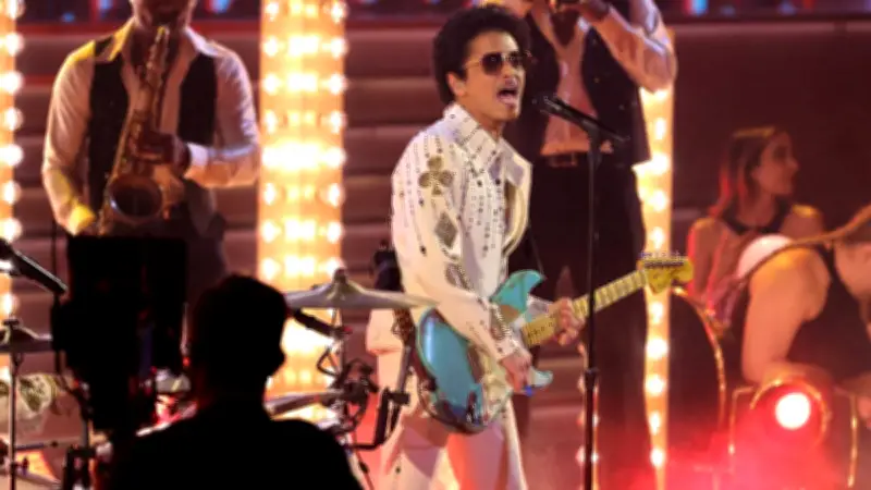 Bruno Mars fusiona pop con mariachi en su nuevo álbum 'The Romantic'