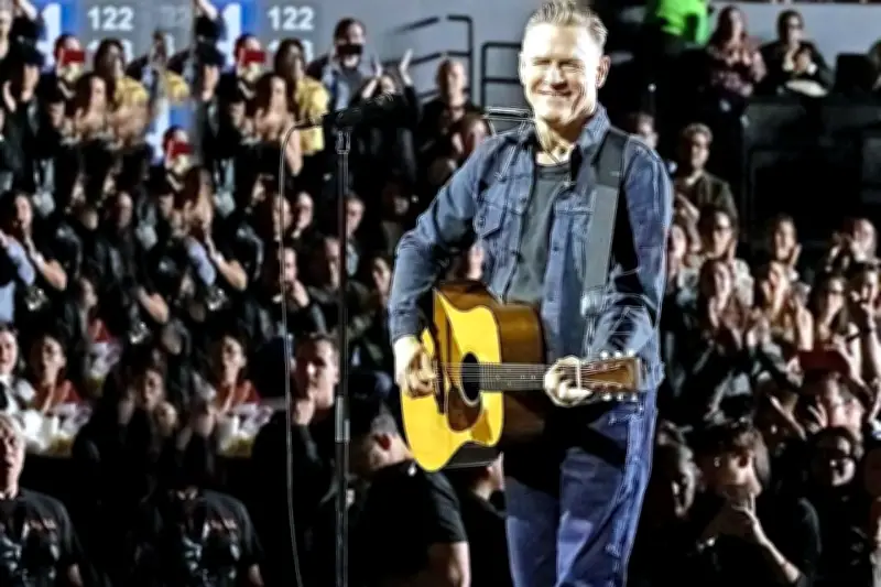 Bryan Adams Conecta con Regios en Concierto Lleno de Nostalgia y Éxitos