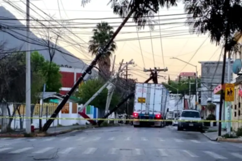 Cables de CFE se atoran y derriban postes, dejando sin luz a colonia en Monterrey