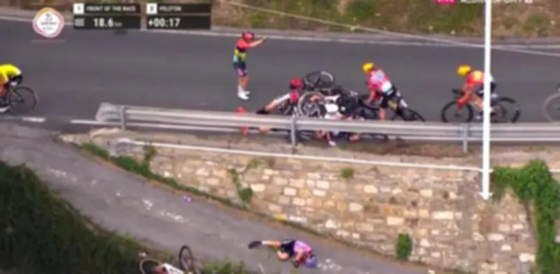 Caídas violentas sacuden la Milán-San Remo 2026, afectando a Isaac del Toro y otros ciclistas