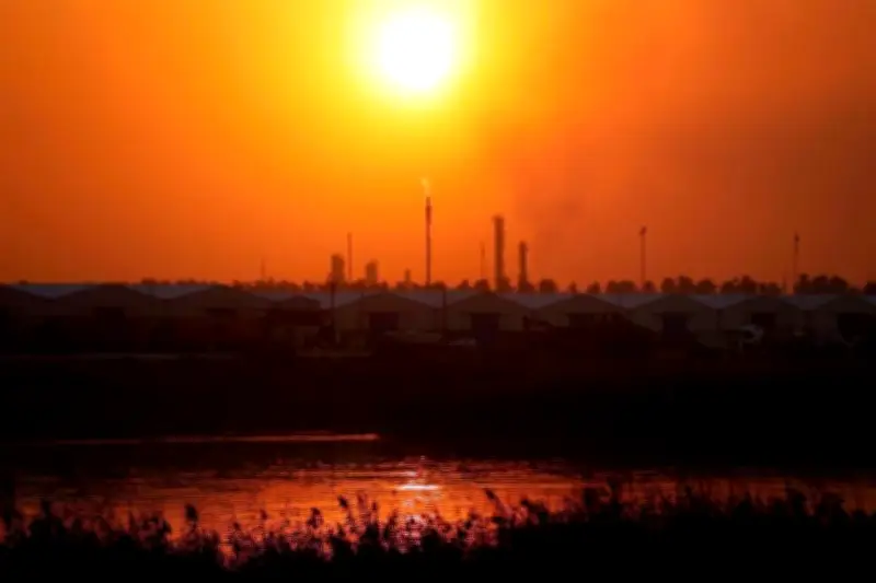 Caen precios del petróleo cerca del 15% por temores de recesión global