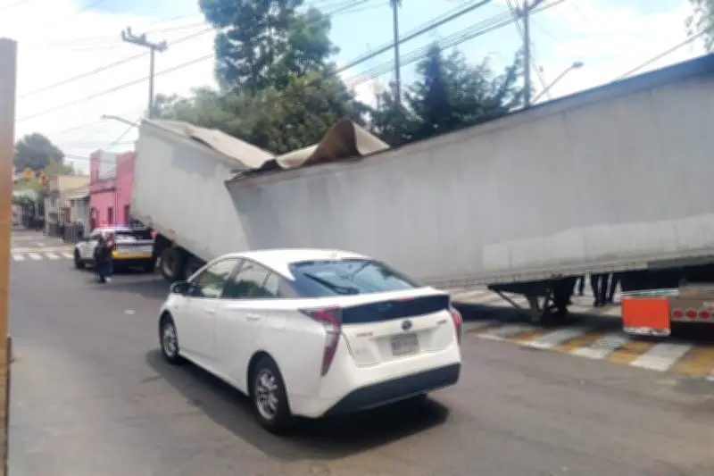 Caja de tráiler se desprende y bloquea calles en Cuajimalpa, CDMX