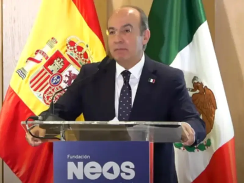 Calderón participa en seminario ultraderechista en España mientras México enfrenta 'guerra civil molecular'