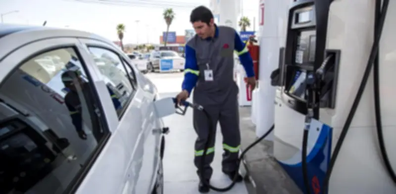Californianos cruzan a Tijuana para comprar gasolina ante precios récord en EU