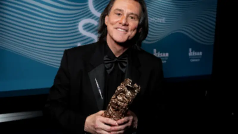 Cambio físico de Jim Carrey en Premios César desata teorías conspirativas y polémica en redes