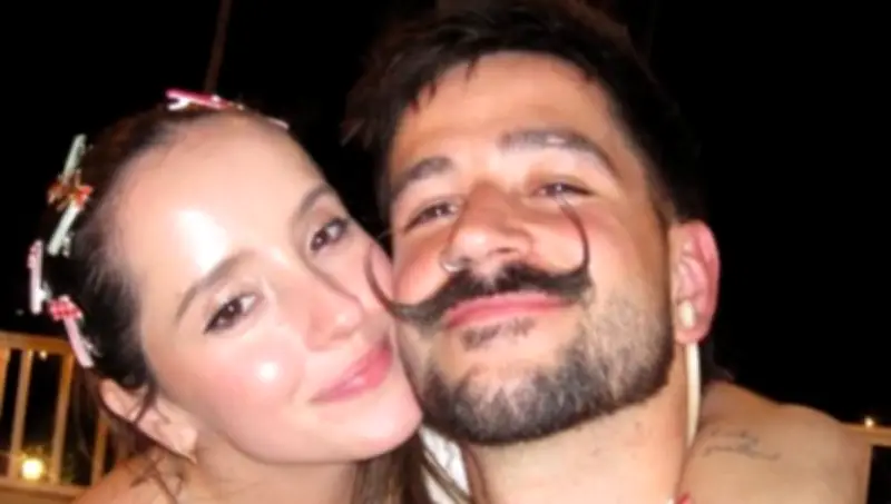 Camilo y Evaluna Montaner generan polémica al revelar su afición por comprar en ventas de garaje