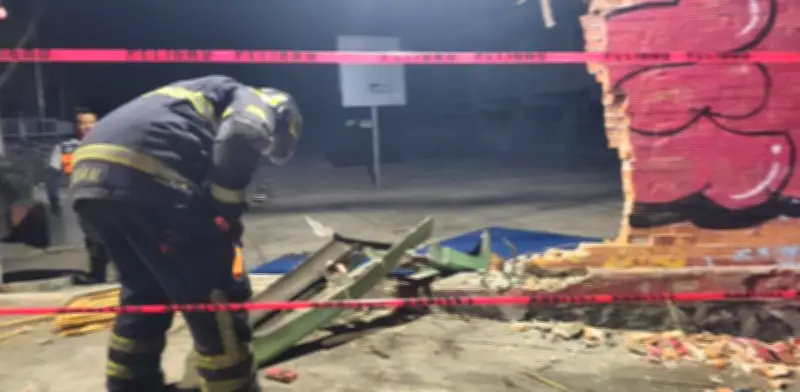 Camión concesionado impacta barda de escuela primaria en Álvaro Obregón