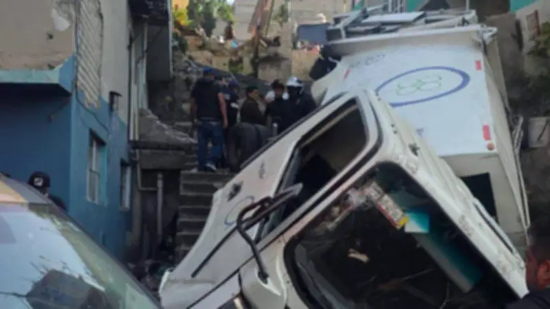 Camión de basura sin frenos cae por pendiente en Naucalpan; una mujer fallece